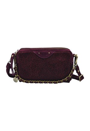 Petit sac bandoulière rectangulaire bordeaux avec texture imprimé léopard, détail chaîne dorée, fermeture éclair et bandoulière ajustable.