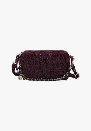 Petit sac bandoulière rectangulaire bordeaux avec texture imprimé léopard, détail chaîne dorée, fermeture éclair et bandoulière ajustable.