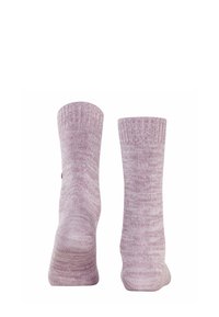 Para skarpetek do połowy łydki, w różowe i białe melange, wyeksponowanych pionowo na białym tle.