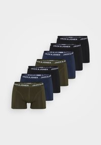 Set aus acht Paar Herrenboxershorts in verschiedenen Farben: Schwarz, Marineblau und Oliv. Alle verfügen über elastische Taillenbänder mit "JACK & JONES"-Branding.