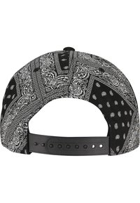 Mustavalkoinen bandanakuosi snapback-lippis, jossa on paisley-kuvioita, rakenteellinen muoto ja säädettävä muovinen kiinnitys.