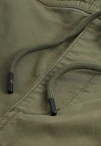 Next STRETCH UTILITY REGULAR TAPERED - Kareiviško stiliaus kelnės - khaki green