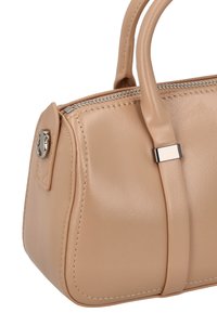 Beige Lederhandtasche mit strukturiertem Design, silbernen Metallakzenten und Reißverschluss. Kurze Griffe und sichtbare Nahtdetails.