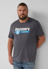 Graues Baumwoll-T-Shirt mit dem Logo "Discovery Channel" in Weiß und Blau, einer Globusgrafik, Rundhalsausschnitt und kurzen Ärmeln.