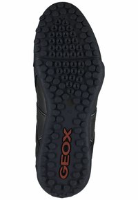 Suola nera della scarpa con modelli di battistrada rotondi, misura 42, e logo "GEOX" arancione vicino all'area del tallone.