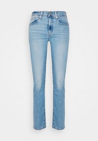 Jeans de denim azul claro con un diseño de pierna recta. Presentan cinco bolsillos, una bragueta con botón y cremallera, y un ligero desvanecimiento en la tela.