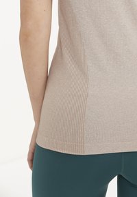 Endurance HALEN  SEAMLESS - Sports T-shirts -  warm taupe