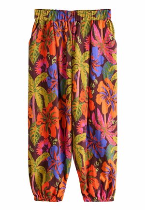 Široke hlače s elastičnim remenom i manžetama, s upečatljivim šarenim tropskim cvjetnim uzorkom u narančastoj, zelenoj, plavoj i ružičastoj boji na tamnoj podlozi.