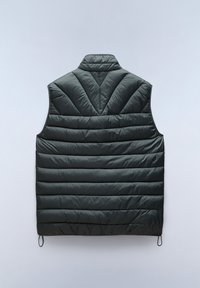 Vadderad ärmlös väst i mörkgrön, med hög krage, chevron-quilting och elastiska dragsnören i nederkant. Slät, texturerad tyg.