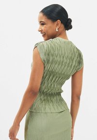Next CO ORD PLISSE SHORT SLEEVES V-NECK BLOUSE - Pluus - sage green