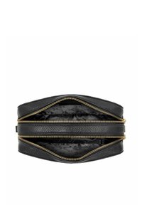 Czarna skórzana torba z złotymi zamkami, z dwiema przegrodami, teksturowanym wnętrzem i wzorzystą podszewką.