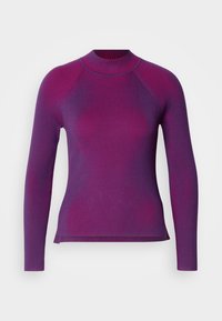 Top de manga longa canelado em roxo escuro com riscas roxas mais claras. Decote alto e design de bainha dividida para maior liberdade de movimento.