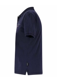 Camisa polo de algodón azul marino de manga corta, con cuello clásico, tapeta de tres botones y etiqueta de marca en el dobladillo. Textura de cuello de punto plano.