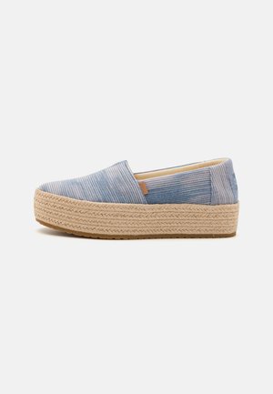 Espadrila s platfomom u plavo-bijelim prugama od platna, s jute omotanom platformom i gumenim potplatom za bolju prionljivost.