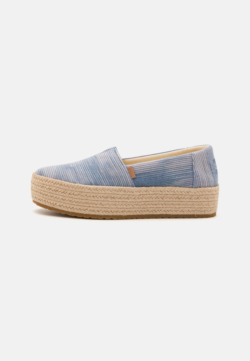 Kék és fehér csíkos vászon felsőrészű espadrille slip-on cipő, juta borítású platform talppal és gumitalppal a jobb tapadás érdekében.