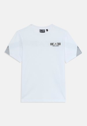 Hvit kortermet t-skjorte med svart EA7 Emporio Armani-logo på brystet og diagonale svarte striper på ermene.