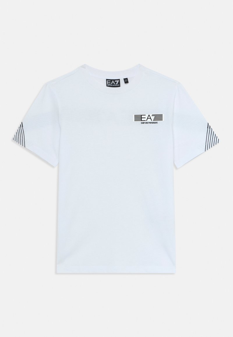 Hvit kortermet t-skjorte med svart EA7 Emporio Armani-logo på brystet og diagonale svarte striper på ermene.