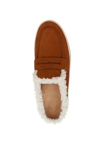 Chaussure en cuir marron à enfiler avec une douce doublure en fourrure blanche, présentant une bande décorative subtile à l'avant et une surface texturée.