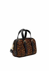 Sac à main imprimé léopard avec des accents en cuir noir, deux poignées supérieures, une sangle détachable et des finitions en métal doré. Forme rectangulaire compacte.