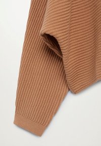 Pull en maille côtelée marron avec un tricot texturé, des poignets retroussés et une coupe décontractée. Matériau doux avec un éclat subtil.