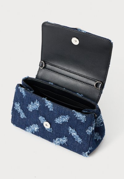 Borsa a pochette in denim con un tessuto blu scuro, un motivo azzurro sfilacciato e un interno in pelle nera. Presenta una chiusura a pressione in argento.