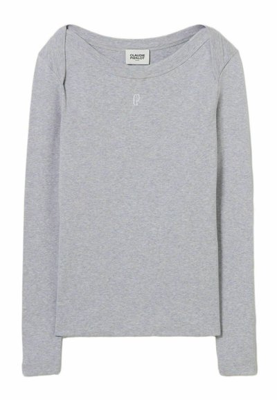 Maglietta grigia a maniche lunghe in tessuto morbido, con scollatura ampia e un piccolo logo ricamato "CP" sul petto. Texture liscia, design semplice.