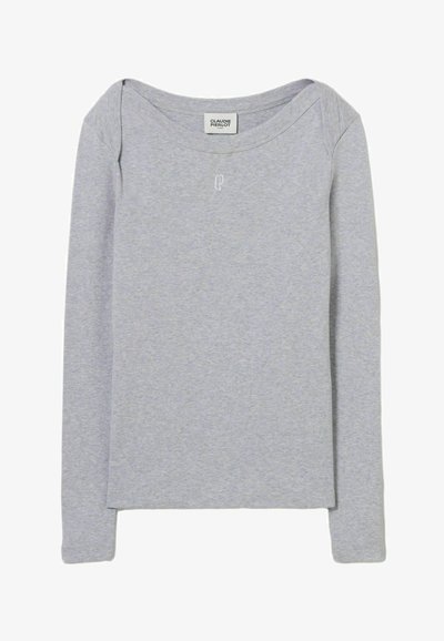 Maglietta grigia a maniche lunghe in tessuto morbido, con scollatura ampia e un piccolo logo ricamato "CP" sul petto. Texture liscia, design semplice.
