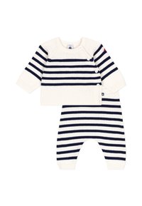 Gestreepte gebreide trui en broek set in crème en marineblauw, met knoopdetails en geribde manchetten, voorzien van een zachte textuur en een relaxte pasvorm.
