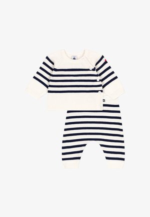 Set od prugastog pletenog pulover i hlača u boji krem i mornarskoj plavoj, s detaljima na dugmad i rebrastim manžetama, s mekim teksturom i opuštenim krojem.