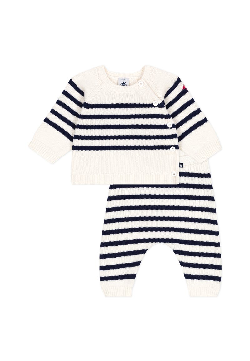 Gestreepte gebreide trui en broek set in crème en marineblauw, met knoopdetails en geribde manchetten, voorzien van een zachte textuur en een relaxte pasvorm.