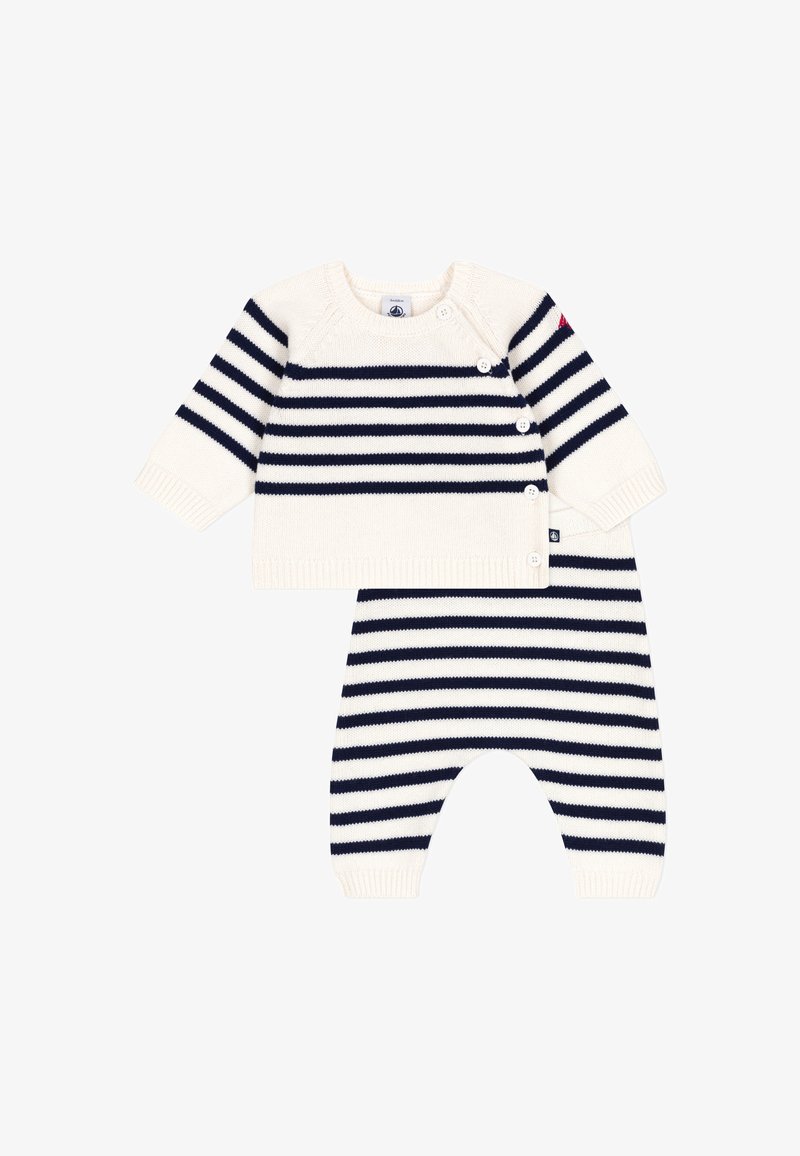 Gestreiftes Strickpullover- und Hosen-Set in Creme und Marineblau, mit Knopfdetails und gerippten Bündchen, in einer weichen Textur und lockeren Passform.