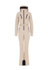 Tuta da sci beige isolata con un design aderente, cappuccio regolabile, zip frontale e tasche con zip nere. Presenta una vita cinchata con una cintura.