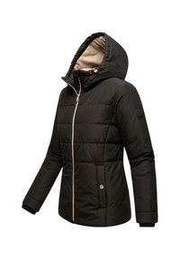Černá péřová bunda se zipem v přední části, kapucí a béžovým podšívkou. Mezi její vlastnosti patří postranní kapsy a nášivka s logem na rukávu.