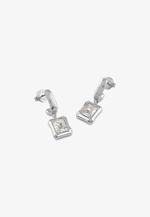Orecchini a cerchio in argento con una goccia di pietra preziosa trasparente a forma quadrata. Il design presenta una finitura lucida e il nome del marchio incisa sull'hardware.
