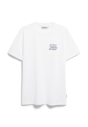 Witte katoenen t-shirt met korte mouwen, ronde halslijn en paarse tekst met de tekst "NIKS VERANDERT ALS ER NIETS VERANDERT" op de borst.