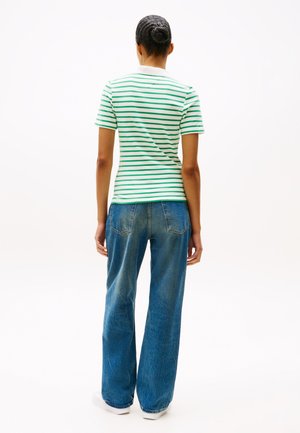 Roheline ja valge triibuline lühikeste varrukatega t-särk, millega on kombineeritud laiad sinised denim püksid. Sile kangatunne, kõrge vöökoht ja laiad sääred.