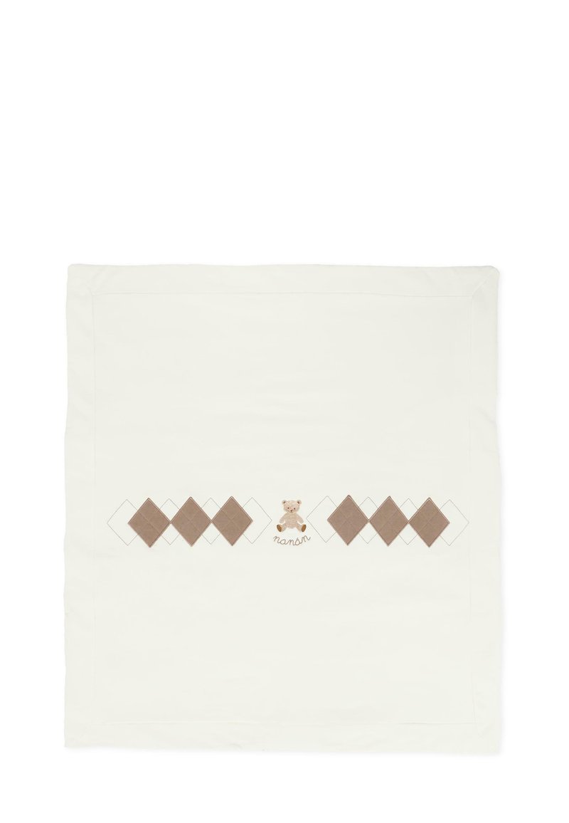 Katoenen deken in crèmekleur, met een centraal geborduurde teddybeer en een patroon van afwisselende ruitvormen in bruin en beige.