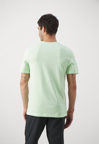 Nike Performance TEE TRAIL LOGO - Camiseta deportiva - vapor green