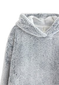 Světle šedý fleece pulovr s kapucí a jemnou, plyšovou texturou. Má široký výstřih a útulný, silný design pro zahřátí.