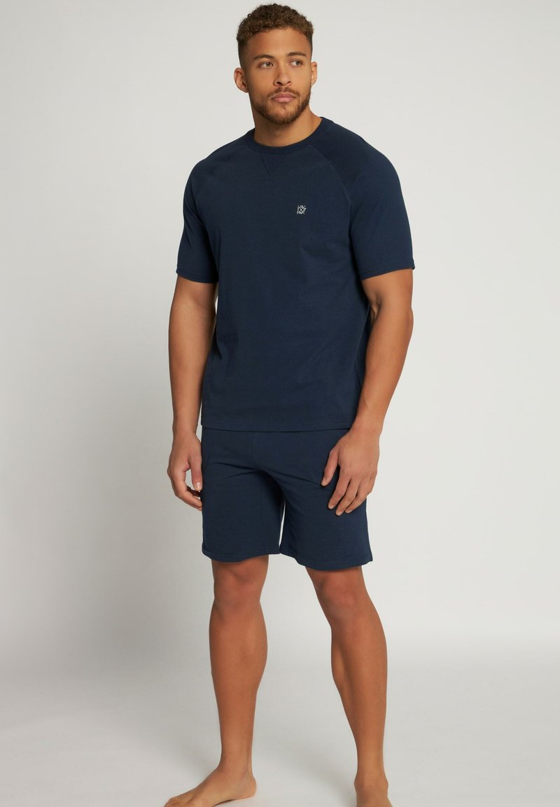 Conjunto de loungewear a juego en azul marino que incluye una camiseta de cuello redondo y manga corta, y pantalones cortos hasta la rodilla, fabricado en un tejido suave y texturizado.