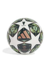 Adidas Bajnokok Ligája focilabda fekete-fehér csillagmintás panelekből, zöld akcentusokkal és bronz részletekkel, érdes felülettel.
