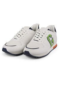 Weiße Sneaker mit durchbrochener Textur, marineblauen Akzenten, einem grünen Logo und einem orangefarbenen Fersenbesatz. Die Gummisohle sorgt für Traktion.