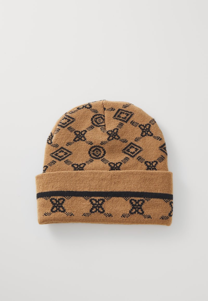 Dziergany beanie w kolorze brązowym z czarnymi wzorami. Posiada zapraszany mankiet oraz teksturowane wykończenie, prezentujące wzór logo na całej powierzchni.