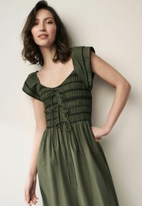 Next SHIRRED   MIDI  REGULAR FIT - Maksikleit - khaki green