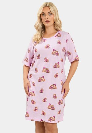 Mujer con un vestido de color lila claro hasta la rodilla con mangas cortas con un estampado de hámsteres marrones con gorros y bufandas de invierno.