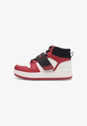 Piros, fehér és fekete magas szárú sneaker, fűzőkkel és egy széles fekete pánttal a középszáron, saroknál húzófüllel.