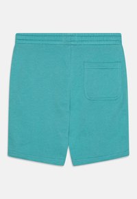 Pantaloni corti in cotone turchese con cintura elasticizzata, dotati di una tasca posteriore applicata e taglio dritto, con una texture liscia e uniforme.