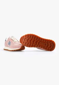 Adidași roz din suede și textil, cu o talpă intermediară albă, talpă exterioară din cauciuc portocalie și detaliu cu logo albastru pe lateral. Șireturi și guler căptușit.