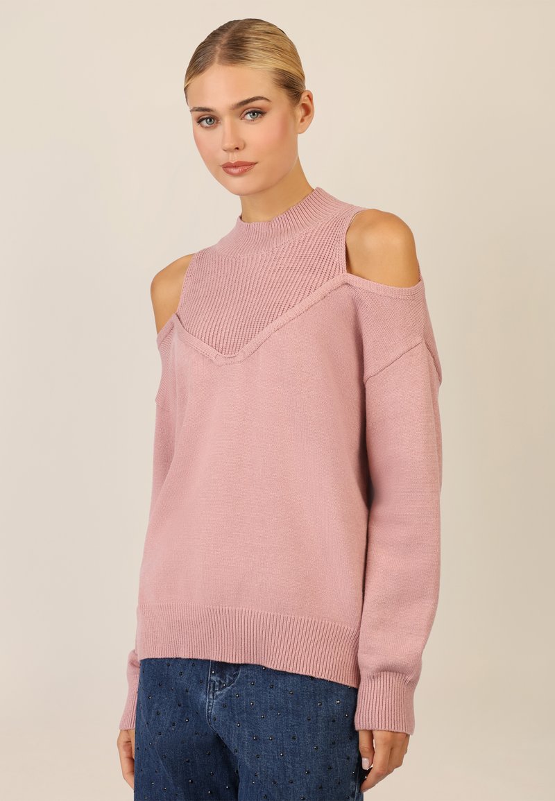 Rosa Strickpullover mit Kalt-Schulter-Design, geripptem Kragen und lockerer Passform. Glatte Textur, lange Ärmel und gerader Saum.