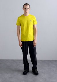 PS Paul Smith SLIM FIT żółty